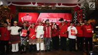 Ketua Umum DPP PDIP, Megawati Sukarnoputri (ketujuh kiri) berfoto bersama pasangan Cagub dan Cawagub usai menyerahkan surat rekomendasi di Jakarta, Kamis (4/1). PDIP resmi mengumumkan empat pasang cagub dan cawagub. (Liputan6.com/Helmi Fithriansyah)