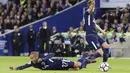 Pemain Tottenham Hotspur, Lucas Moura jatuh saat berebut bola dengan pemain Brighton pada lanjutan Premier League di AMEX Stadium, Brighton, (17/4/2018). Tottenham bermain imbang 1-1 lawan Brighton. (Gareth Fuller/PA via AP)