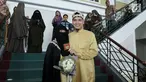 Pesinetron Egi John bersama pasangannya Kamilia Yasmin menunjukan buku nikah usai akad nikah di kawasan Cinere, Jakarta, Sabtu (1/7). (Liputan6.com/Herman Zakharia)