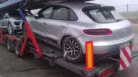 Porsche Macan Ini Ringsek Saat Diangkut Truk