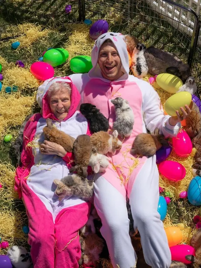8 Potret Nenek dan Cucunya saat Lakukan Cosplay Ini Curi Perhatian