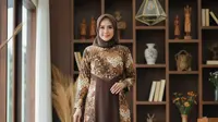 Model Gamis Batik Ibu-Ibu Umur 50 Tahun Kombinasi Kain Polos (created by AI)