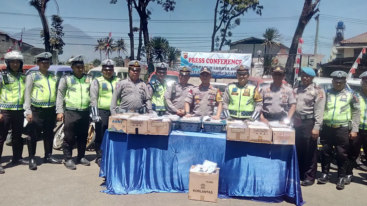Kapolres Garut AKBP Budi Satria Wiguna dan jajaran satlantas polres Garut, menunjukan hasil pelanggaran yang dialami kendaraan selama operasi pekat Lodaya di Garut