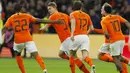 Para pemain Belanda merayakan gol yang dicetak oleh Matthijs De Ligt ke gawang Jerman pada laga kualifikasi Piala Eropa di Stadion Johan Cruyff, Minggu (24/3). Belanda takluk 2-3 dari Jerman. (AP/Peter Dejong)