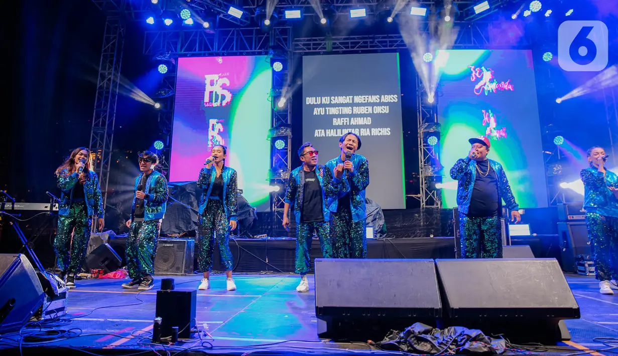 Fajar Sadboy feat JC SQUAD saat tampil dalam KapanLagi Buka Bareng 2023 di Senayan Park, Jakarta, Sabtu (1/4/2023). (Liputan6.com/Faizal Fanani)