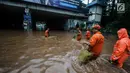 Petugas mengecek kondisi air yang membanjiri terowongan Dukuh Atas, Jakarta, Senin (11/12). Hujan lebat yang mengguyur ibu kota mengakibatkan genangan hingga satu meter di lokasi tersebut. (Liputan6.com/Faizal Fanani)