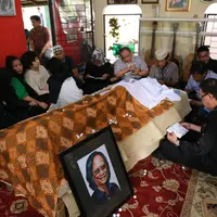 Ditinggal orang terkasih untuk selamanya bukan lah hal yang mudah untuk diterima. Seperti halnya Yon Koeswoyo yang kini sudah tutup usia dan meninggalkan orang-orang yang menyayanginya. (Adrian Putra/Bintang.com)