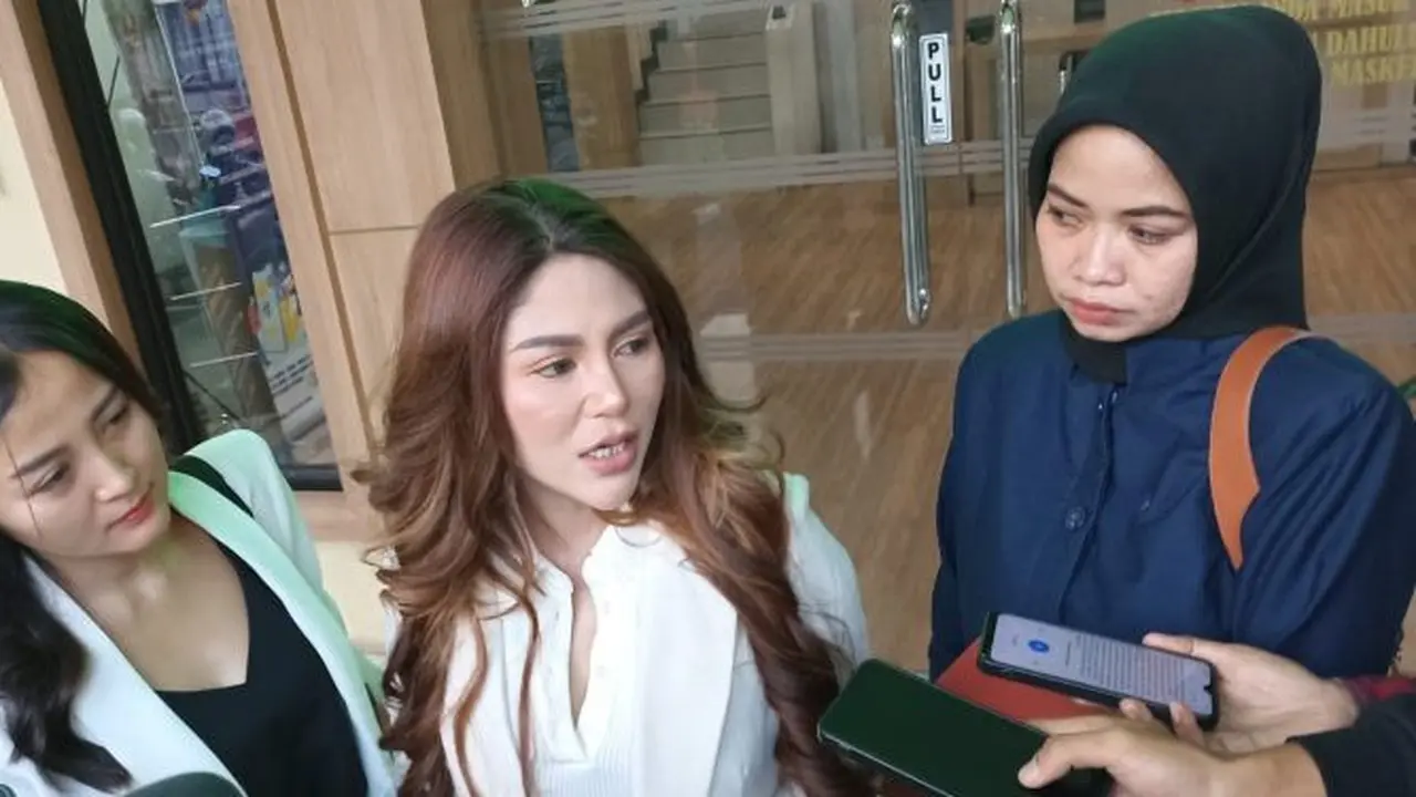 Mita Resa alias Tataghaniez saat melapork ke Polda Jatim. (Istimewa)