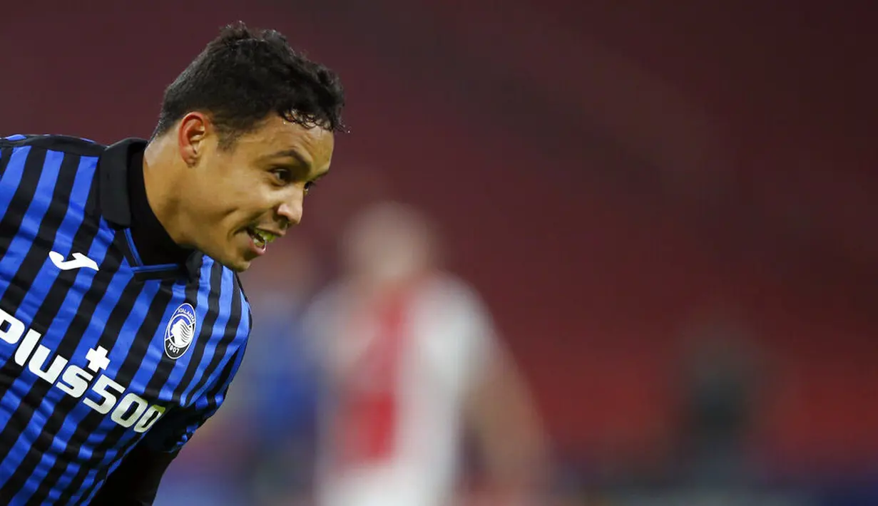 Penyerang Atalanta, Luis Muriel, melakukan selebrasi usai mencetak gol ke gawang Ajax Amsterdam pada laga Liga Champions di Stadion Johan Cruyff ArenA, Kamis (10/12/2020). Atalanta menang dengan skor 1-0. (AP/Peter Dejong)