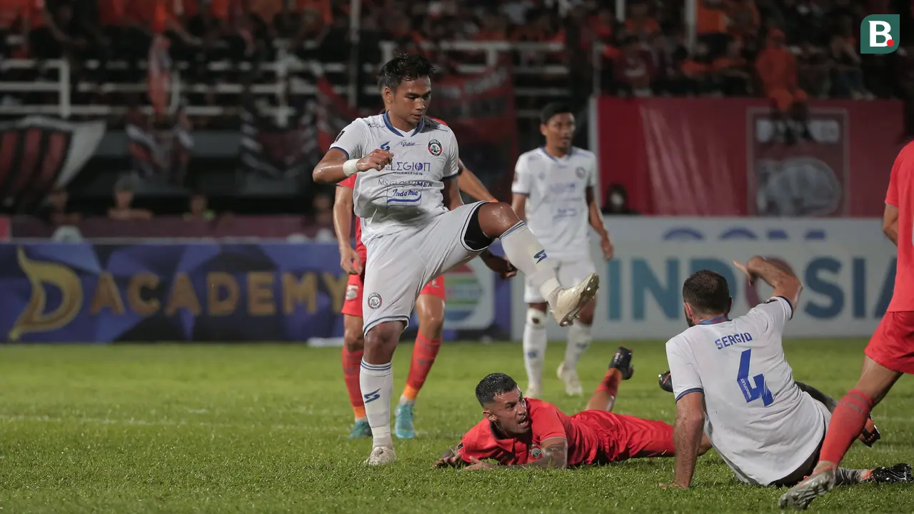 Foto: Laga Keras dan Momen Perselisihan antar Pemain saat Borneo FC Melawan Arema FC di Leg Kedua Final Piala Presiden 2022