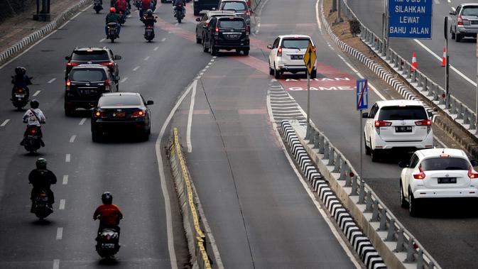Kendaraan melintasi kawasan sistem ganjil genap di Jalan S Parman, Jakarta, Rabu (1/8). Pemprov DKI hari ini resmi memberlakukan sistem ganjil genap mulai pukul 06.00 WIB hingga 21.00 WIB setiap hari atau Senin hingga Minggu. (Liputan6.com/Johan Tallo)