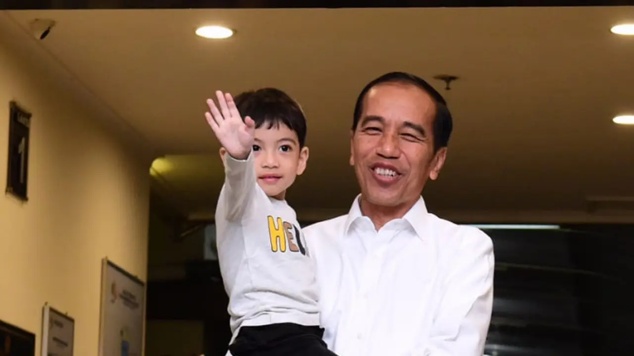 Jokowi Jenguk Kelahiran Cucu Ketiga di Solo