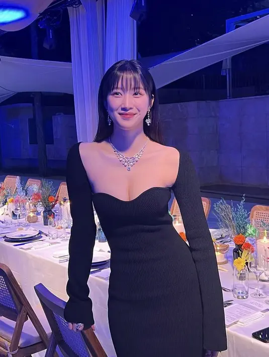 Moon Ga Young terlihat mewah dengan dress hitam yang memerlihatkan kalung dan anting-antingnya.  (@m_kayoung)