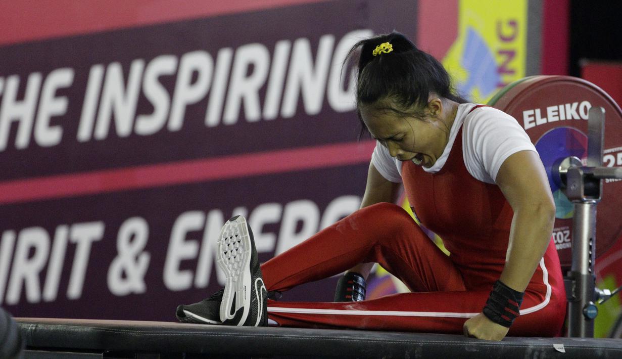 Atlet para angkat berat, Ni Nengah Widiasih, saat beraksi pada Asian Para Games di Balai Sudirman, Jakarta, Minggu (7/10/2018). Ni Nengah berhasil mempersembahkan medali perak dengan total angkatan 97 kg. (Bola.com/M Iqbal Ichsan)