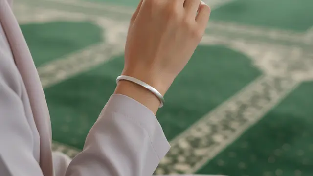 Gelang Emas Cantik tapi Tidak Mencolok untuk Ibu Pengajian. Gemini