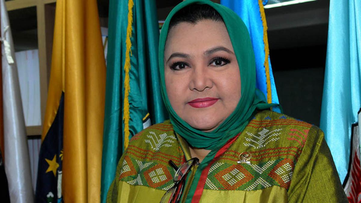 Denada Tiba di Banyuwangi, Langsung Bersimpuh di Samping Jenazah Emilia Contessa Melantun Doa