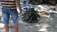 Tangkapan layar: penemuan mayat sesosok pemuda di Pantai Kesek, Kecamatan Labang, Kabupaten Bangkalan, Jawa Timur, sabtu (29/7). TKP tak jauh dari Jembatan Suramadu.