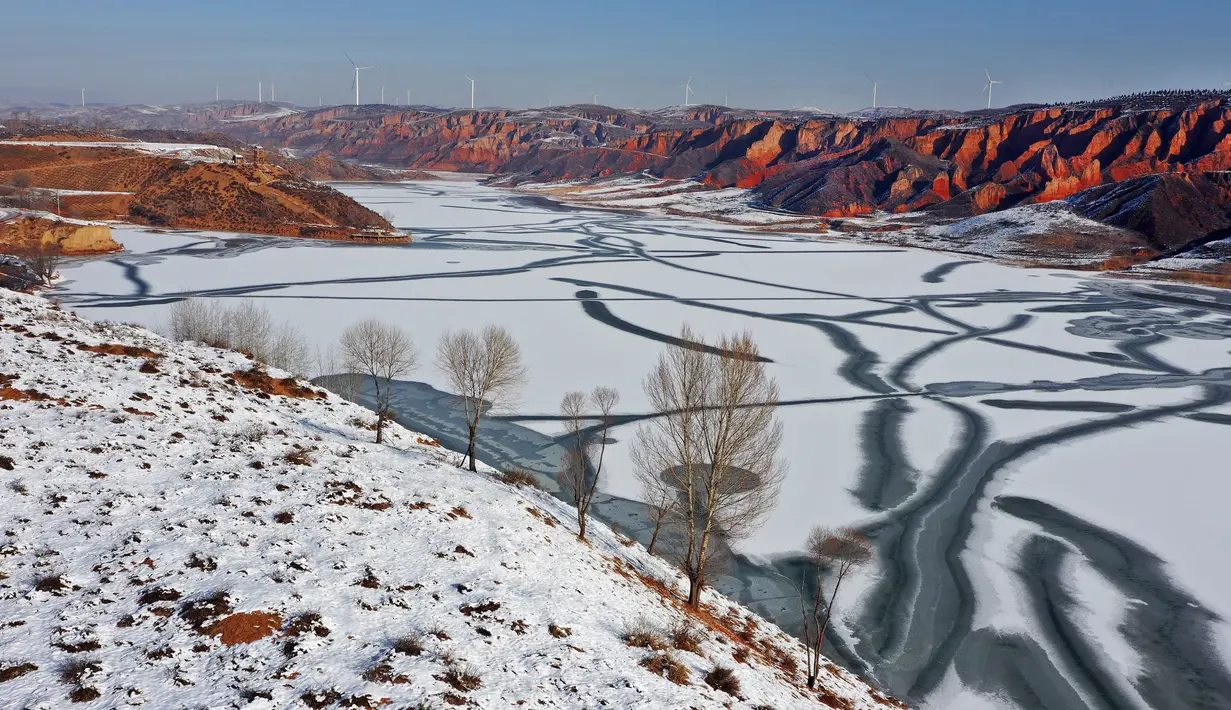 Foto dari udara yang diabadikan pada 3 Desember 2020 ini menunjukkan pemandangan Mahuangliang Loess Geopark usai turun salju di Kota Yulin, Provinsi Shaanxi, China barat laut. (Xinhua/Tao Ming)