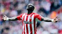 5. Sadio Mane (Southampton) - Striker Liverpool ini memegang rekor hattrick tercepat di pentas Premier League dengan catatan waktu 2 menit 56 detik. Gol-gol itu disarangkan Mane ke gawang Aston Villa pada menit 13, 14 dan 16 pada musim 2014/15. (AFP/Glyn Kirk)