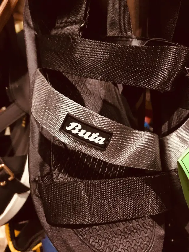 8 Potret Merek Sandal Ini Nyeleneh Banget, Bikin Heran