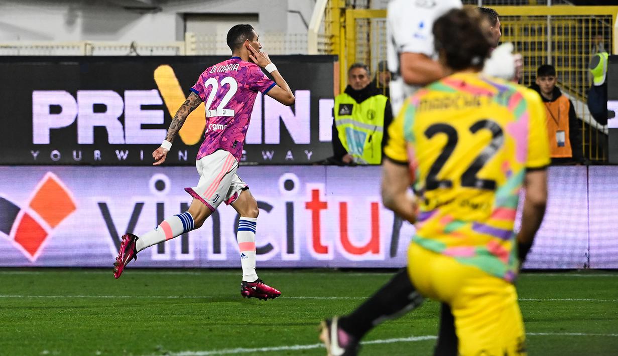 Pemain Juventus Angel Di Maria (kiri) melakukan selebrasi usai mencetak gol ke gawang Spezia pada pertandingan sepak bola Liga Italia di Stadion Alberto-Picco, La Spezia, Italia, 19 Februari 2023. Juventus mengalahkan Spezia dengan skor 2-0. (ANDREAS SOLARO/AFP)