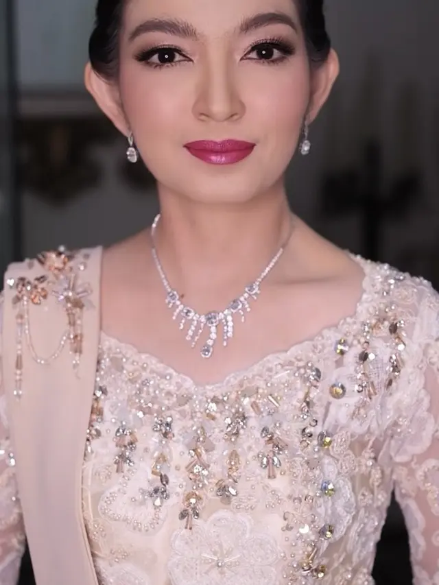 Selvi Ananda kenakan Kebaya Putih saat Kondangan. [@rama_jee]