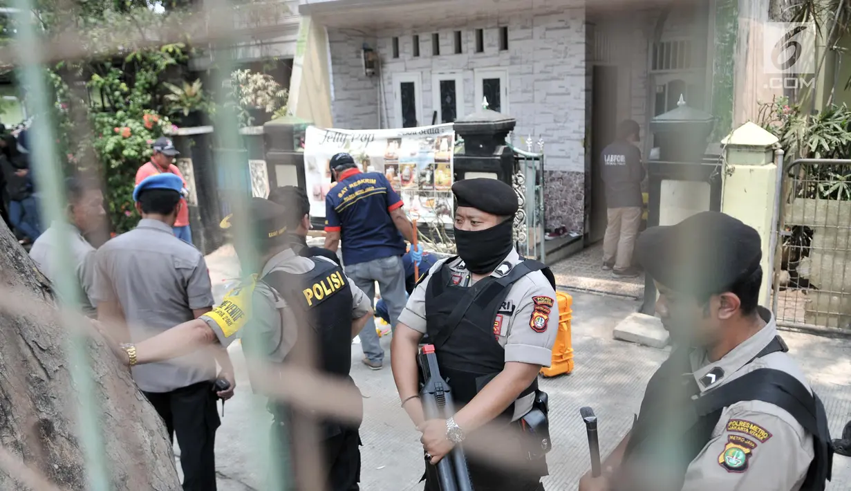 Petugas kepolisian berjaga di depan rumah terduga teroris di Jalan Belibis V, Semper Barat, Cilincing, Jakarta, Senin (23/9/2019). Dalam penggerebakan polisi mengamankan satu orang tersangka dan sejumlah barang bukti.  (merdeka.com/Iqbal S. Nugroho)