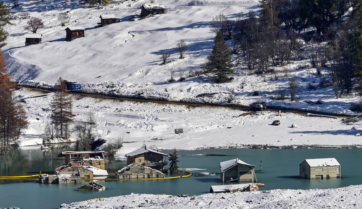 Foto menunjukkan Desa Blatten yang sebagian terendam banjir setelah hujan salju baru-baru ini, lima bulan setelah tanah longsor menghancurkan desa tersebut, Blatten, Swiss, pada Selasa 28 Oktober 2025. Para ahli masih mencari penyebab di balik longsoran es tersebut. (AP Photo/Michael Probst)