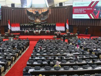 Ketua Majelis Permusyawaratan Rakyat (MPR) Republik Indonesia, Bambang Soesatyo (tengah) saat membuka Sidang Paripurna MPR Akhir Masa Jabatan Periode 2019–2024 di Kompleks Parlemen, Jakarta, Rabu (25/9/2024). (merdeka.com/Arie Basuki)