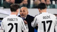 Pelatih Juventus, Luciano Spalletti, berbicara kepada sang gelandang Fabio Miretti saat laga Liga Champions 2025/2026 melawan Sporting CP di Allianz Stadium, Turin, Rabu (5/11/2025) dini hari WIB. (Marco Bertorello/AFP)
AFPForum
