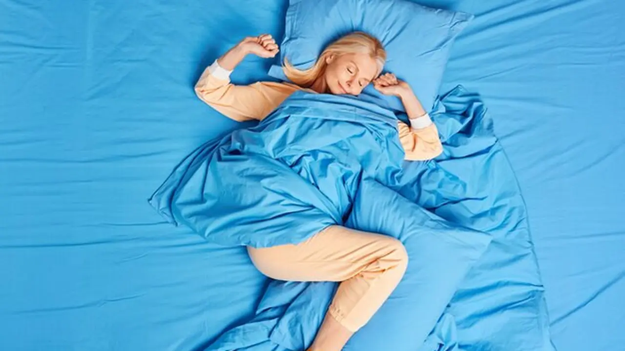 Ilustrasi perempuan tidur, bermimpi