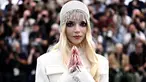 Penampilan Anya Taylor-Joy saat berpose untuk fotografer pada sesi pemotretan film 'Furiosa: A Mad Max Saga' di Festival FIlm Cannes ke-77, Prancis selatan, Kamis (16/5/2024). (LOIC VENANCE / AFP)