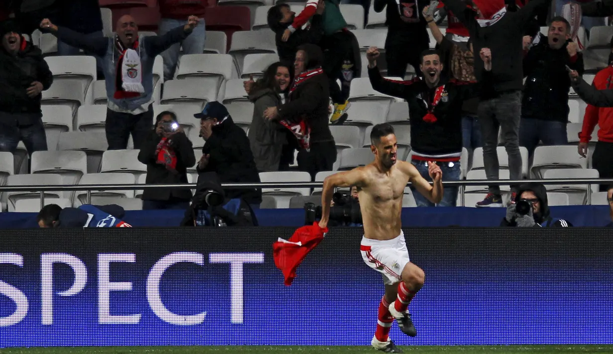 Pemain Benfica, Jonas, merayakan gol yang dicetaknya ke gawang Zenit St. Petersburg dalam Babak 16 Besar Liga Champions di Stadion Luz, Lisabon, Portugal, (16/2/2016). (Reuters/Hugo Correia)