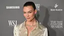 Karlie Kloss menghadiri WSJ. Magazine 2022 Innovator Awards di Museum of Modern Art, New York City, Amerika Serikat, 2 November 2022. Karlie Kloss membuat penampilan memukau dalam setelan sutra yang menarik saat dia berjalan di karpet merah WSJ. Magazine 2022 Innovator Awards. (ANGELA WEISS/AFP)