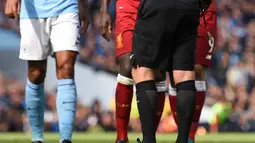 Wasit memberikan kartu merah kepada penyerang Liverpool, Sadio Mane, saat melawan Manchester City  pada laga Premier League di Stadion Ettihad, Manchester, Sabtu (9/9/2017). City menang 5-0 atas Liverpool. (AFP/Oli Scarff)