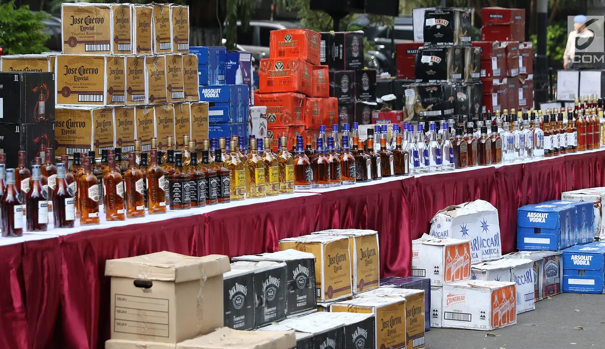 Ribuan botol minuman keras bukti kasus penyelundupan ditampilkan di Polda Metro Jaya, Jakarta, Senin (18/9). Kerugian negara akibat penyelundupan ilegal ini diperkirakan mencapai Rp 58,06 miliar. (Liputan6.com/Immanuel Antonius)