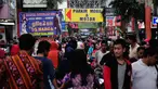 Jelang Hari Raya Idul Fitri 1435 H, sejumlah toko di Pasar Baru, Jakarta, dipadati pengunjung, (25/7/2014). (Liputan6.com/Faizal Fanani)