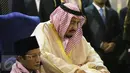 Raja Salman bin Abdulaziz al-Saud dan Imam Besar Masjid Istiqlal Nasaruddin Umar saat melakukan Shalat tahiyatul masjid di Masjid Istiqlal, Jakarta, Kamis (2/3). (Liputan6.com/Angga Yuniar)
