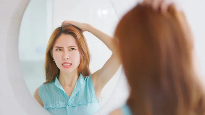 Bukan Hanya Stress Saja, Ini Gaya Hidup Nggak Baik Lainnya yang Bisa Sebabkan Permasalahan Ketombe Pada Kulit Kepala