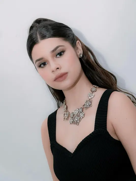 Gaya riasan yang berhasil mengingatkan banyak orang pada penampilan ikonis Selena Gomez, adalah hasil karya makeup artist ternama @danybarca22, yang dengan sempurna menghadirkan pesona kecantikan Hollywood dalam setiap detailnya. [@mariatheodoree].