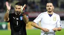 Gianluigi Buffon (kiri) dan bek Italia, Leonardo Bonucci memberikan salam kepada suporter usai menang atas Makedonia pada laga kualifikasi Piala Dunia 2018 di Philip II of Macedon stadium, Skopje Senin (10/10/2016) dini hari WIB. (AFP/Robert Atanasovski)