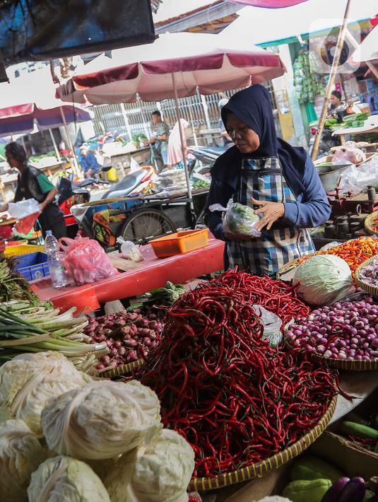 Harga bahan pokok yang masih bertahan tinggi membuat sejumlah warga di Jakarta membatasi jumlah pembelian. (Liputan6.com/Angga Yuniar)