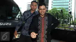 Terpidana korupsi Wisma Atlet Muhammad Nazaruddin tiba di Gedung KPK untuk menjalani pemeriksaan, Jakarta, Jumat (5/2). Semenjak turun dari mobil tahanan, Nazaruddin tampak terus memegang pinggang dan perutnya sembari berjalan. (Liputan6.com/Helmi Afandi)