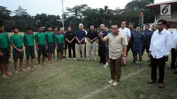 Ketua Umum PSSI, Edy Rahmayadi (baju coklat) memberi nasehat kepada Timnas Indonesia U-16 usai latihan terakhir di Lapangan Atang Sutresna, Jakarta, Kamis (6/7). Timnas U-16 akan berlaga di Piala AFF U-15 Thailand. (Liputan6.com/Helmi Fithriansyah)