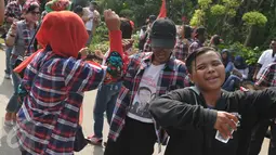 Sejumlah pendukung Basuki Tjahaja Purnama atau Ahok berjoget saat mengawal sidang di Kementerian Pertanian, Jakarta, Selasa (25/4). Sidang kali ini beragendakan pembacaan pledoi. (Liputan6.com/Helmi Afandi)