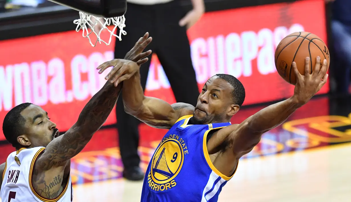 Pemain Warriors, Andre Iguodala (9) berusaha memasukan bola dari kawalan pemain Cavaliers, JR Smith (5) pada gim keempat Final NBA 2017 di Quicken Loans Arena, Ohio (9/6). Cavaliers menghajar Golden State Warriors 137-116. (Jason Miller/Getty Images/AFP)