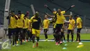 Pemain Sriwijaya melakukan pemanasan jelang latihan di Stadion GBK Jakarta, Kamis (23/6/2016). Sriwijaya akan melakoni laga lanjutan Torabika Soccer Championship presented by IM3 Ooredoo kontra Persija, Jumat (24/6). (Liputan6.com/Helmi Fithriansyah)