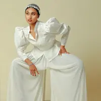 Kemeja putih dengan detail lengan puffy sangat cocok untuk dipasangkan dengan kulot berwarna putih juga. (instagram/noviabachmid)