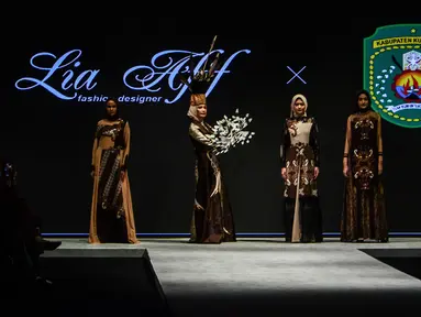 Model mengenakan busana kain rancangan karya LIA AFIF fashion desainer berkolaborasi dengan Pemkab Kutai Timur pada Indonesia Fashion Week 2022 di Jakarta Convention Center, Rabu (13/4/2022). Perhelatan Indonesia Fashion Week kembali digelar setelah dua tahun absen. (Liputan6.com/JohanTallo)