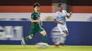 Pemain Persebaya Surabaya, Taisei Marukawa (kiri) menggiring bola saat melawan Persela Lamongan dalam laga pekan ke-8 BRI Liga 1 2021/2022 di Stadion Maguwoharjo, Sleman, Kamis (21/10/2021). (Bola.com/Bagaskara Lazuardi)